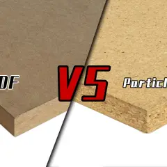 Porównanie MDF i płyty wiórowej. Dwa rodzaje płyt, jeden gładki, drugi z widocznymi wiórami, pokazują różnice w strukturze tego materiału, jakim jest dykta.