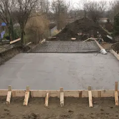 Beton na strop: C20/25 czy mocniejszy? Uniknij błędów!