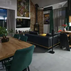 Nowoczesny salon z jadalnią i aneksem kuchennym. Zastanawiasz się, ile kosztuje kapitalny remont mieszkania 60m2?