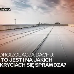 Szeroki dach pokryty białą membraną, zapewniającą skuteczną izolację przeciwwodną. W tle niebo i elementy przemysłowe.