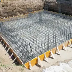 Zbrojenie pod fundamenty z chudego betonu, gotowe do zalania.