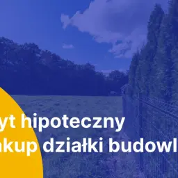 Kredyt hipoteczny na zakup działki budowlanej. Zielona działka, płot i niebo.