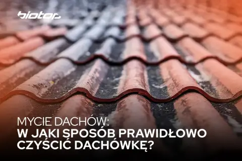 Zbliżenie na mokre dachówki po myciu dachu. Logo "biotop" i tekst "Mycie dachów: W jaki sposób prawidłowo czyścić dachówkę?".