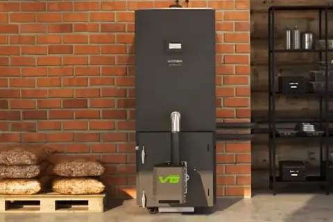 Nowoczesny piec na pellet z zielonym logo, obok palety z workami pelletu. Idealny do uzyskania dofinansowanie do pieca na pellet.