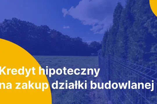 Kredyt hipoteczny na zakup działki budowlanej. Zielona działka, płot i niebo.