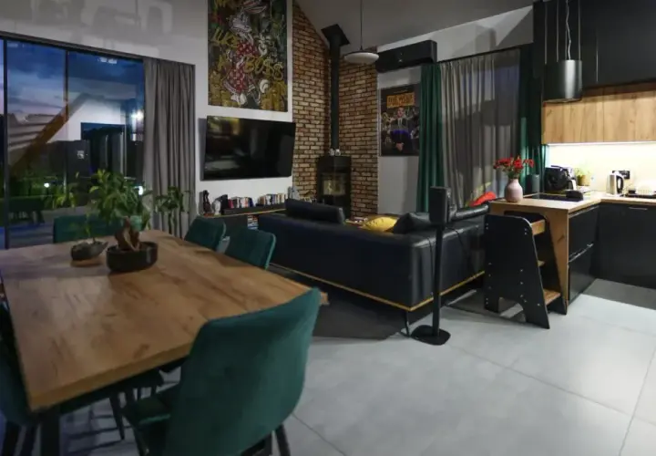 Nowoczesny salon z jadalnią i aneksem kuchennym. Zastanawiasz się, ile kosztuje kapitalny remont mieszkania 60m2?