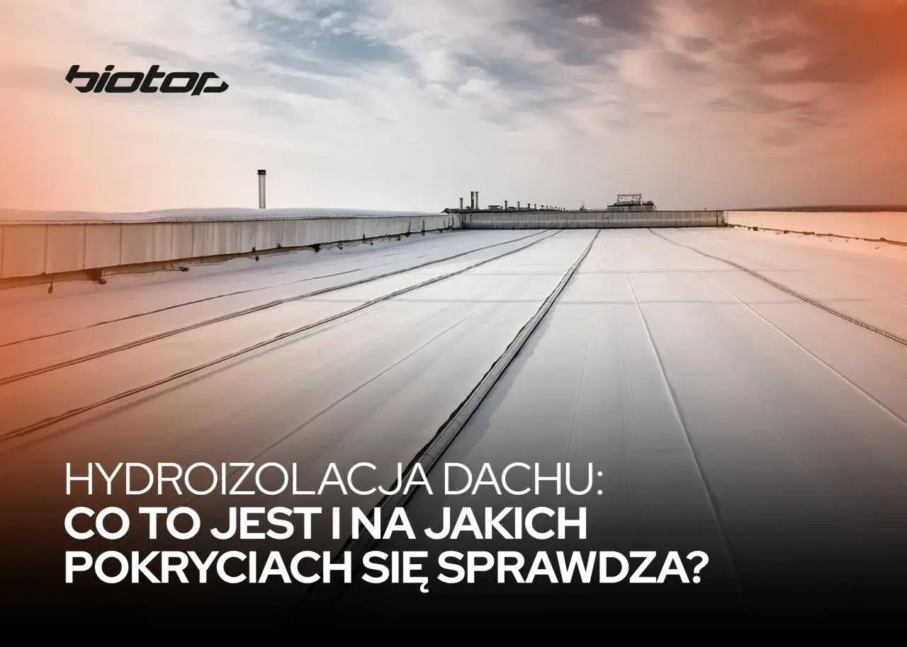 Szeroki dach pokryty białą membraną, zapewniającą skuteczną izolację przeciwwodną. W tle niebo i elementy przemysłowe.