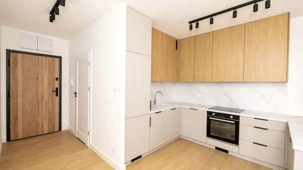 Nowoczesna kuchnia i przedpokój w mieszkaniu 60m2. Zastanawiasz się, ile kosztuje kapitalny remont mieszkania 60m2?